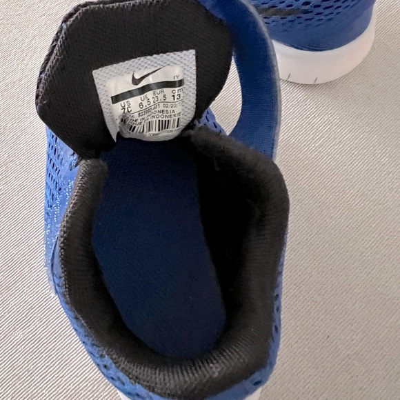 Child Nike shoes - Picture 2 of 5